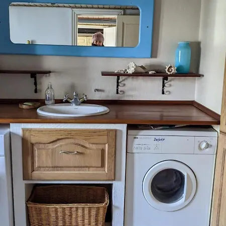 אכסניה Gemuetliches Reetdachhaus Mit Kaminofen ריבה