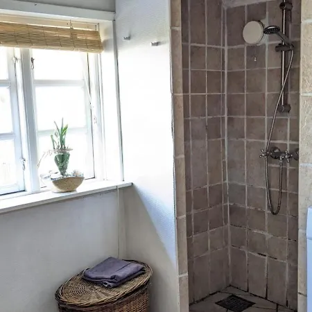 אכסניה Gemuetliches Reetdachhaus Mit Kaminofen *